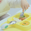EasyMatミニに盛り付けた食事を、doddlフォークで食材を刺して食べる子どもの手元写真