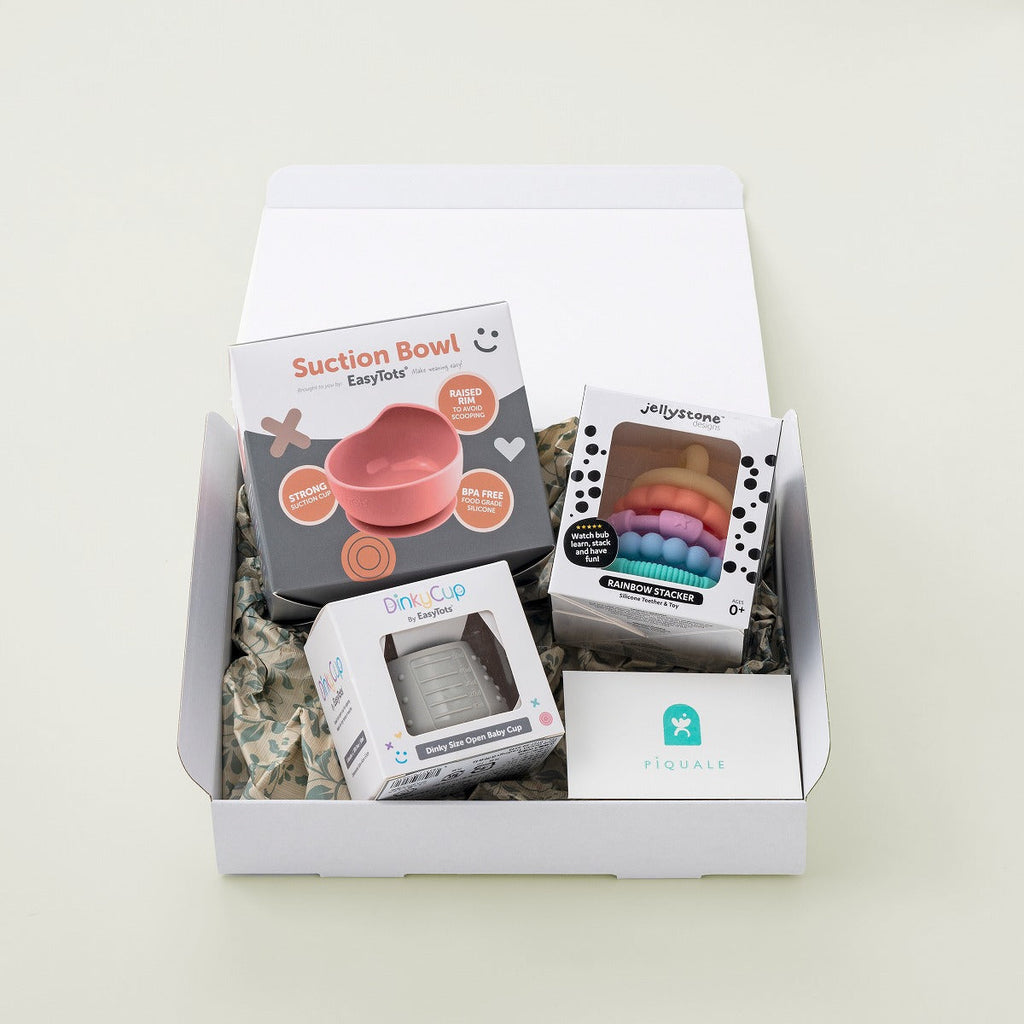 ギフトボックス全体。EasyTots吸盤ボウルとコップ、Jellystoneレインボースタッカー、PiQUALEカードが白い箱に収まった様子