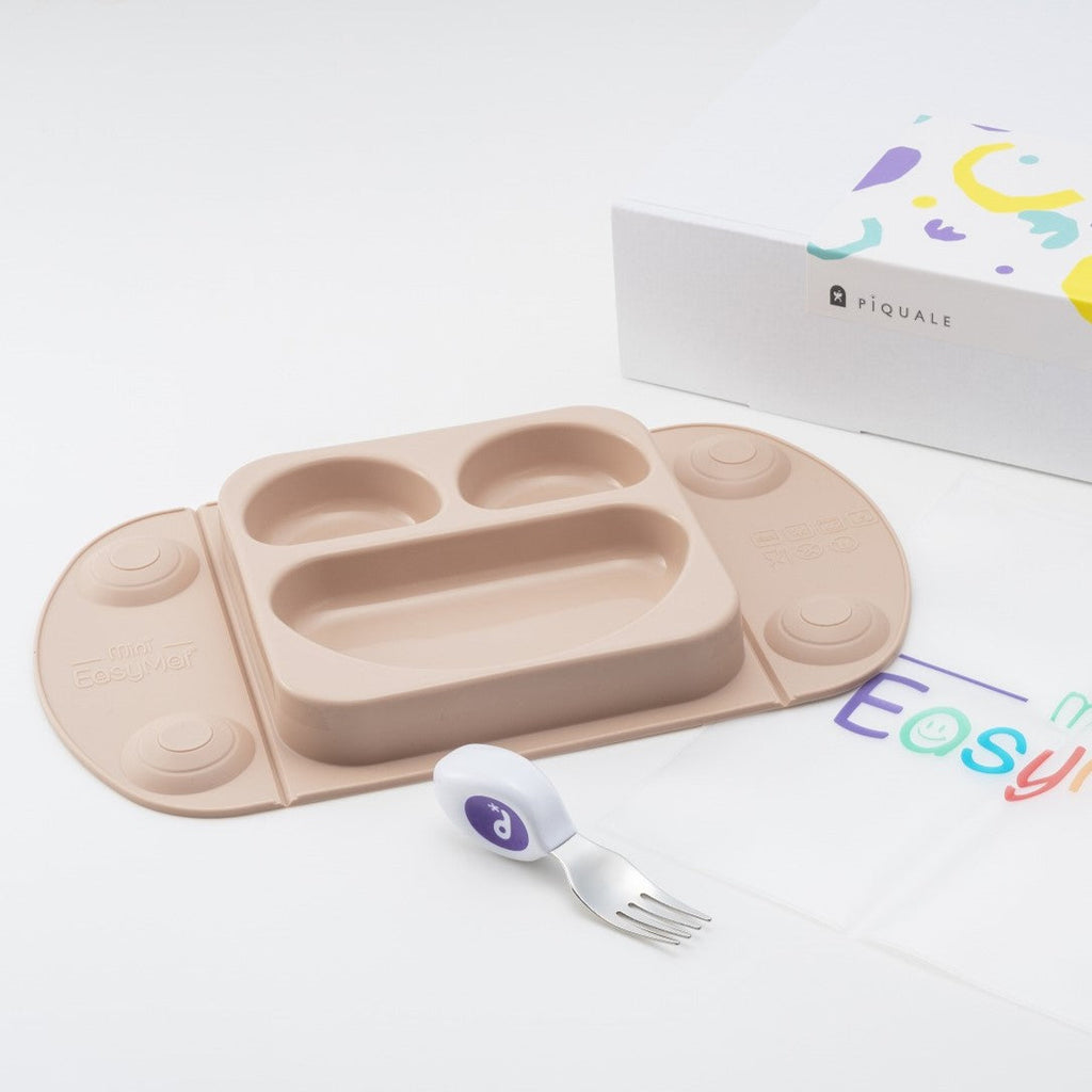モーヴベージュのEasyMatミニとdoddlフォークを、PiQUALEロゴ入りギフト箱と並べた写真
