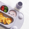EasyMatミニに野菜・ハート型ホットケーキ・ヨーグルトを盛り付け、ディンキーカップを添えた食事写真