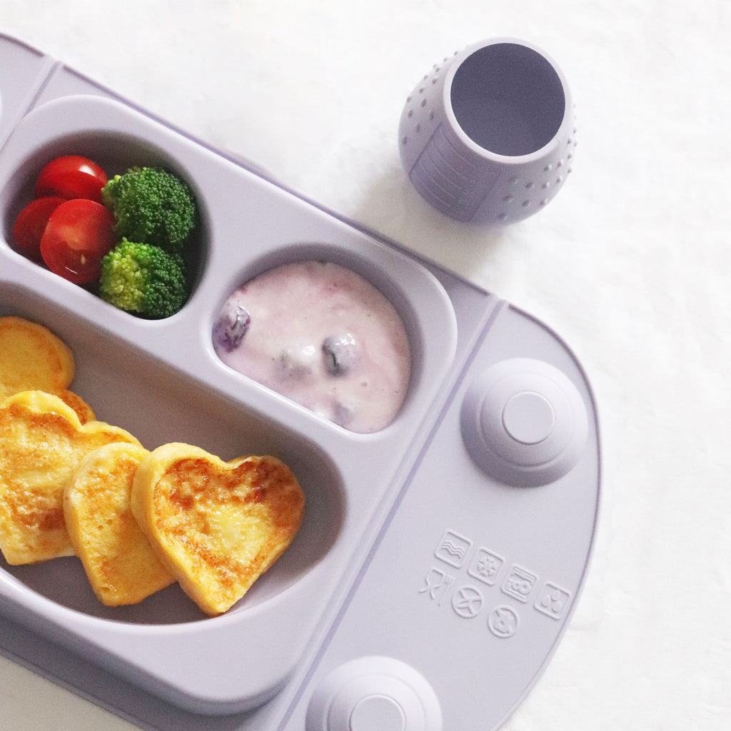 EasyMatミニに野菜・ハート型ホットケーキ・ヨーグルトを盛り付け、ディンキーカップを添えた食事写真